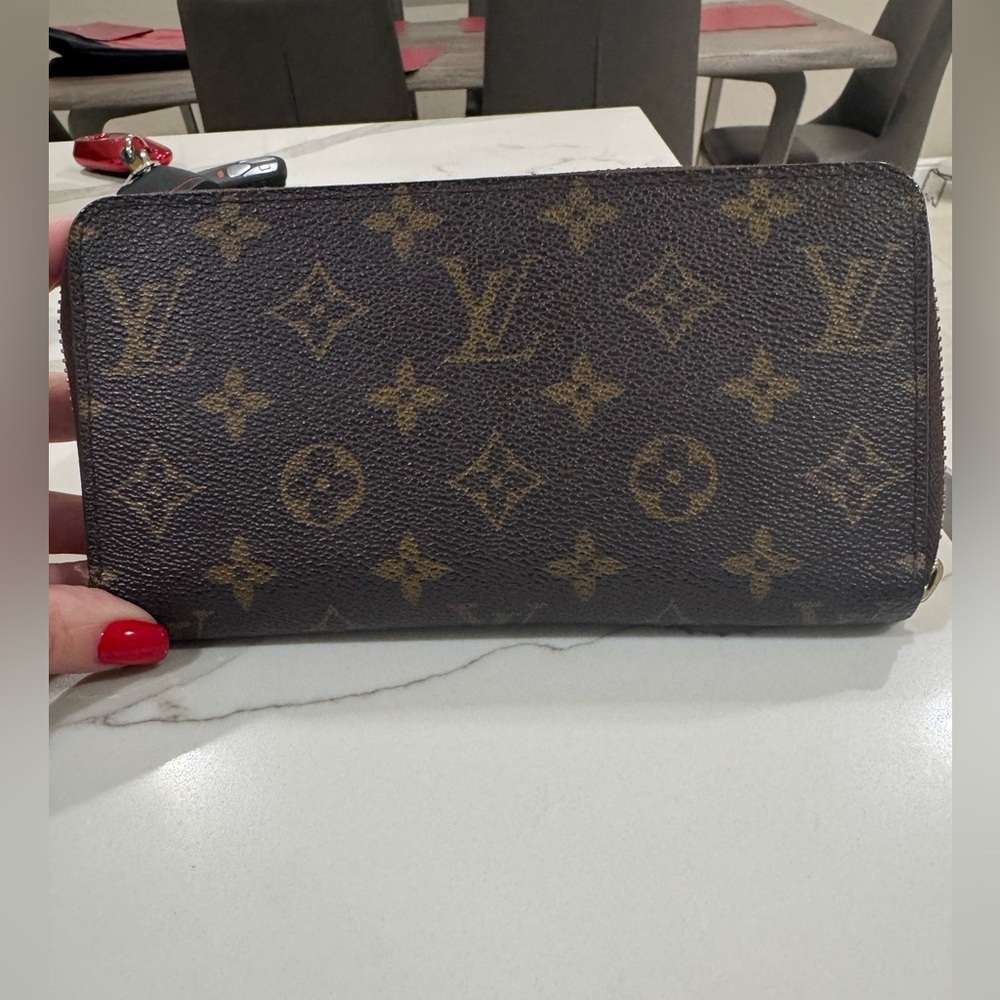 Authentic Louis Vuitton Zippy Wallet (pre-owned)